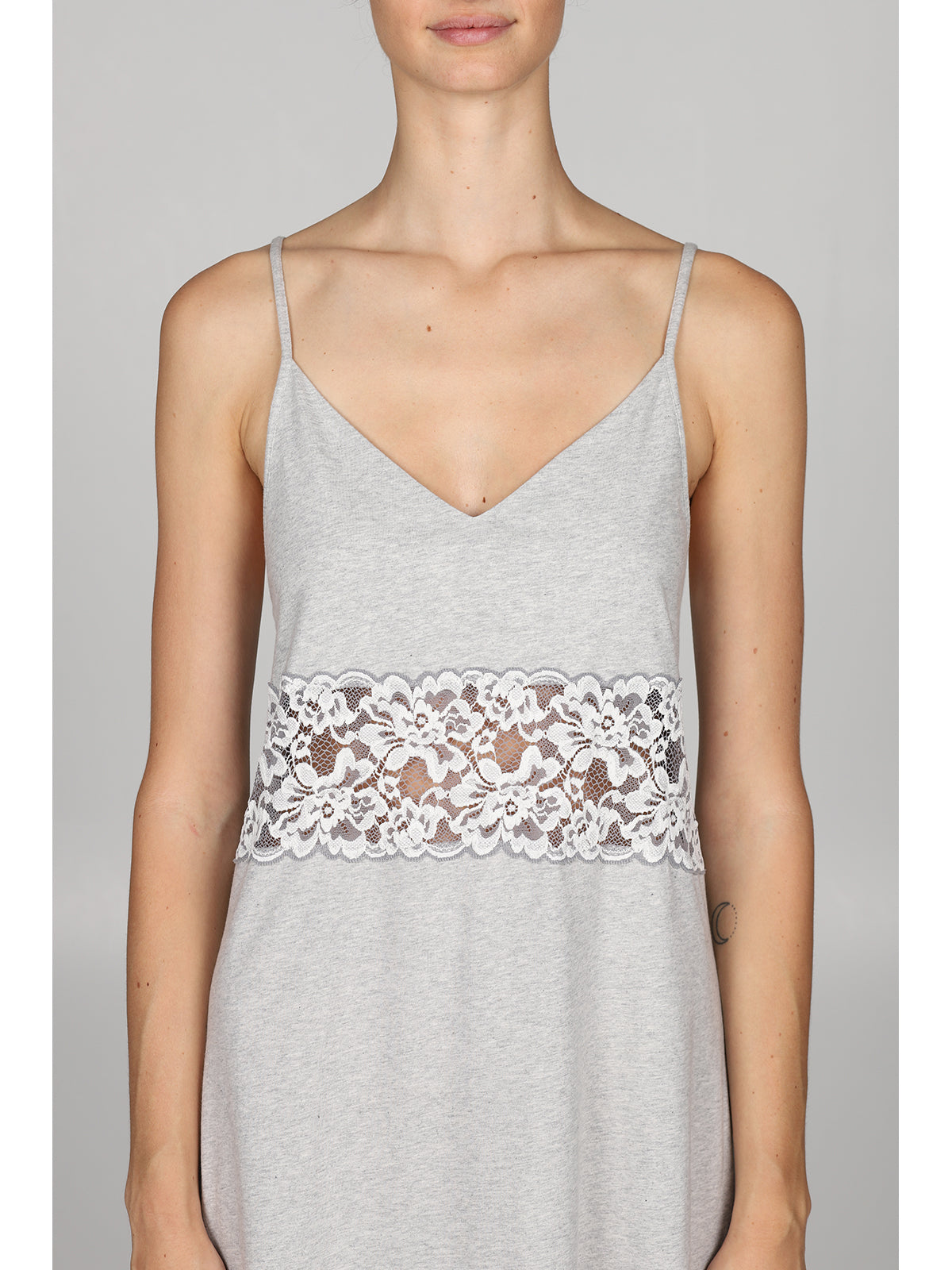 Raffinata camicia da notte con inserto alto in pizzo Grigio Mel Boglietti
