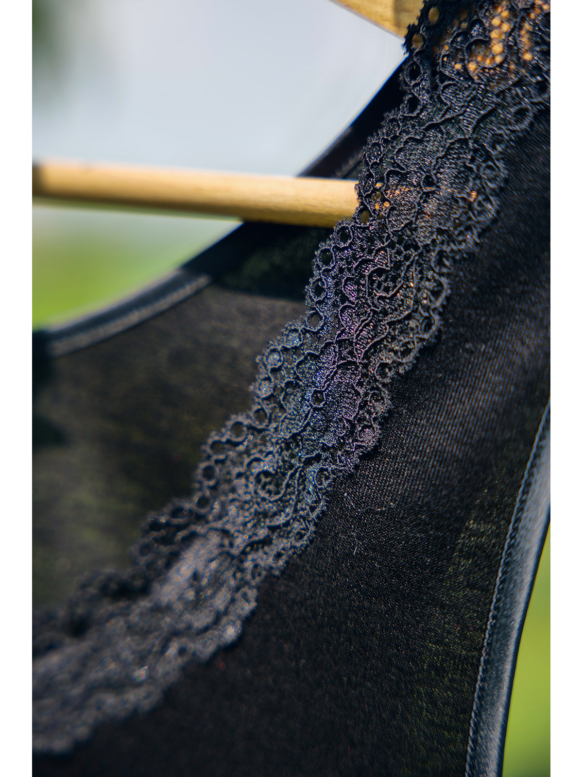 Tank top with elastic lace