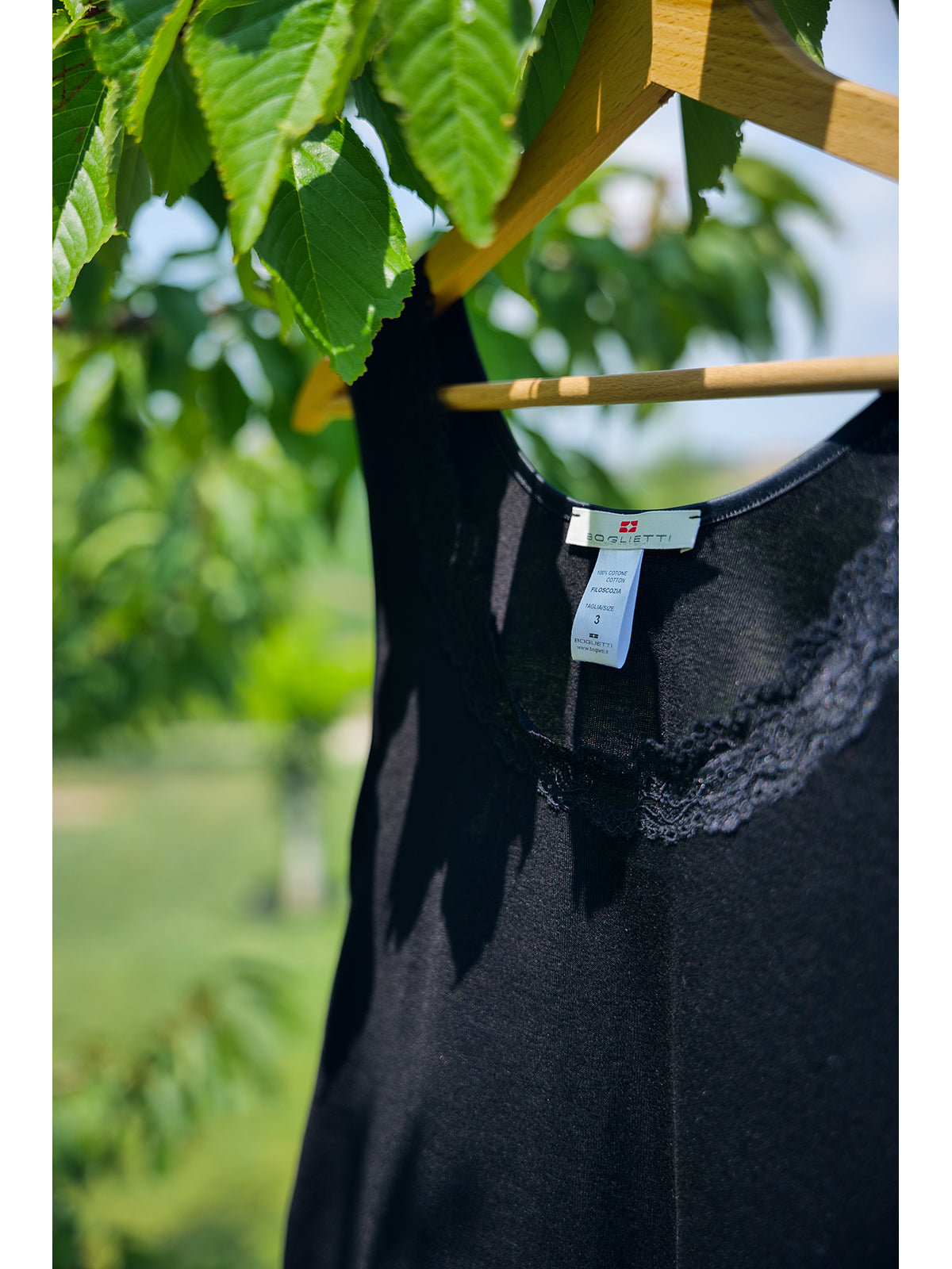 Tank top with elastic lace