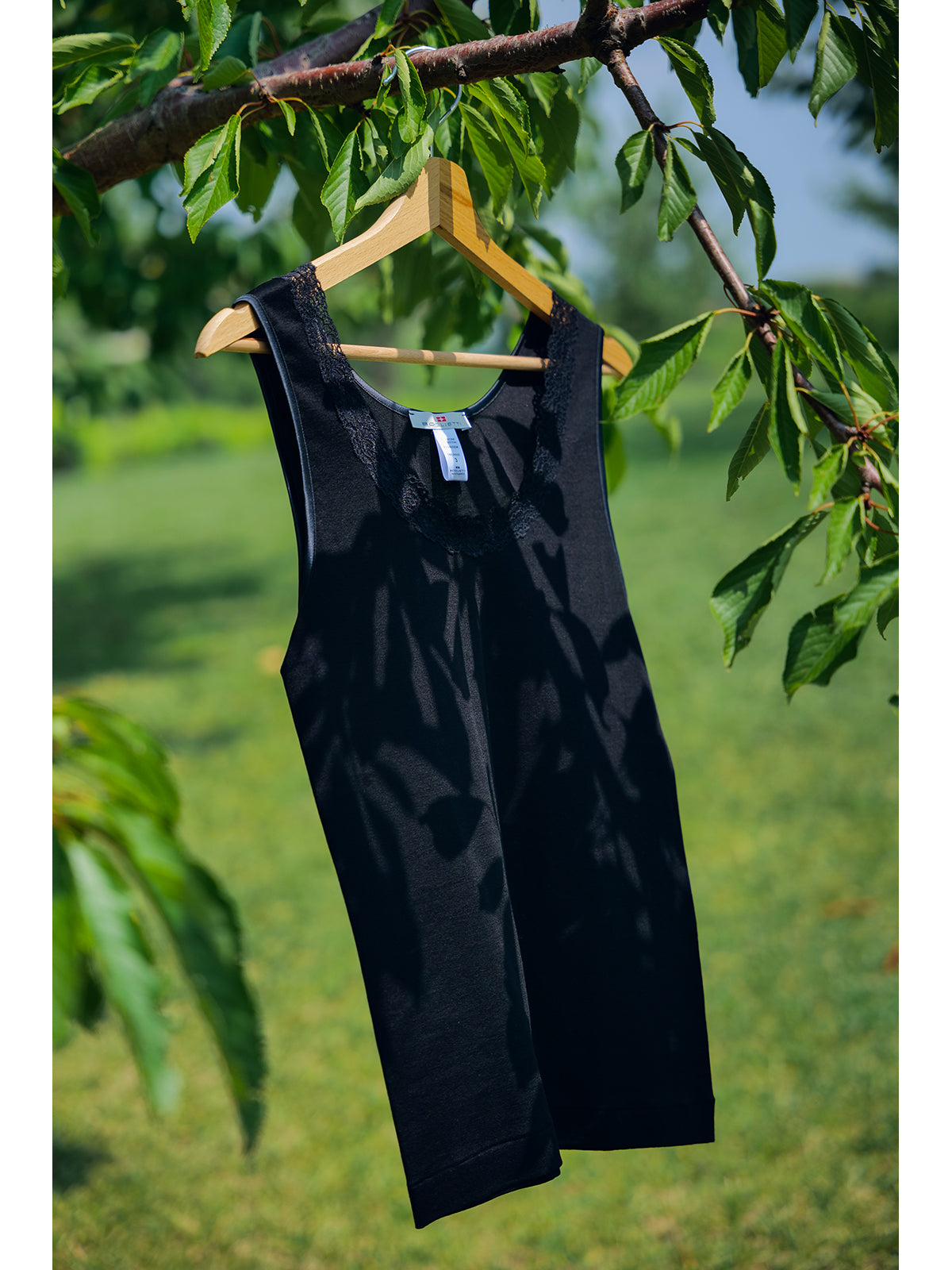 Tank top with elastic lace