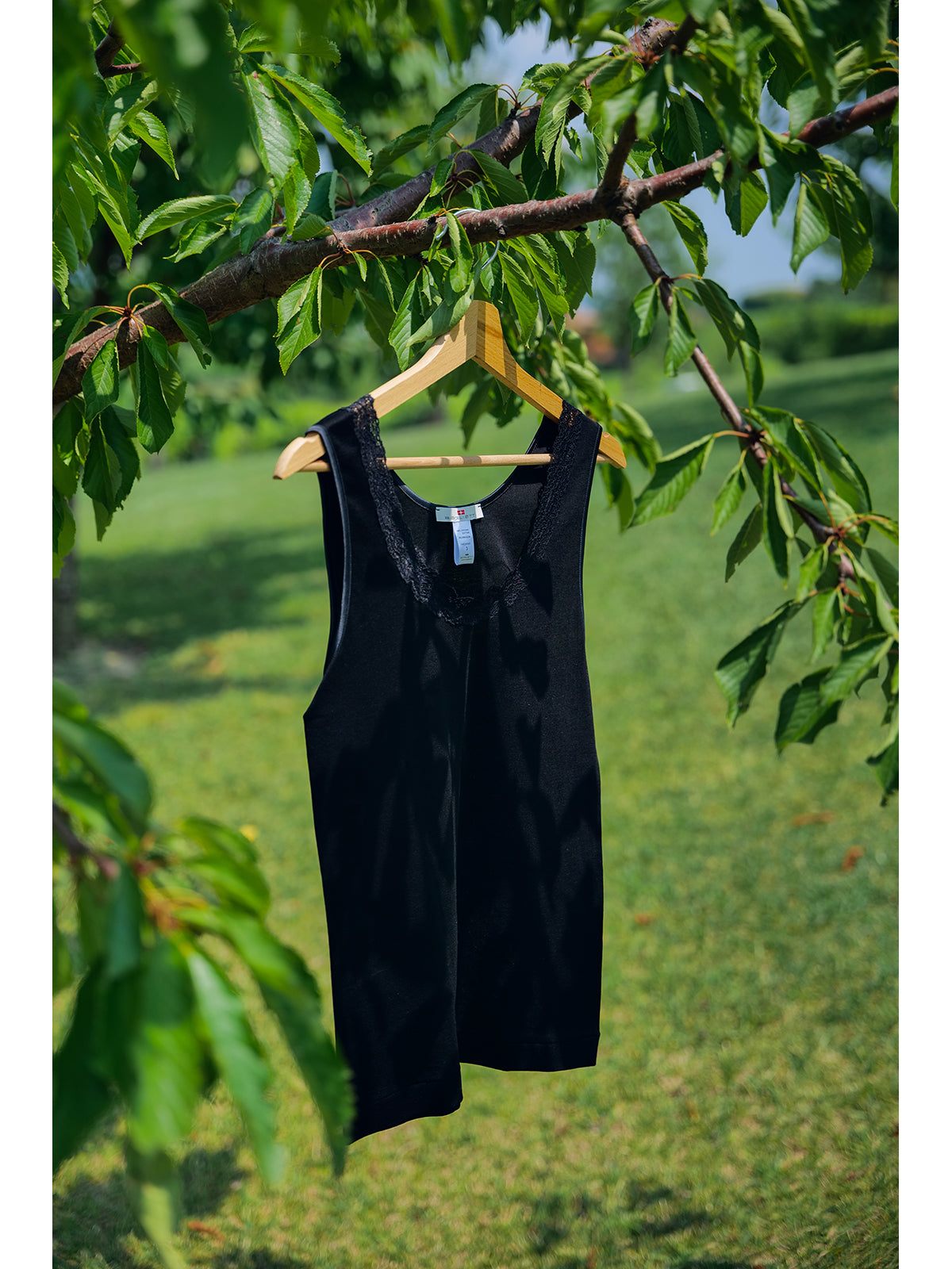 Tank top with elastic lace