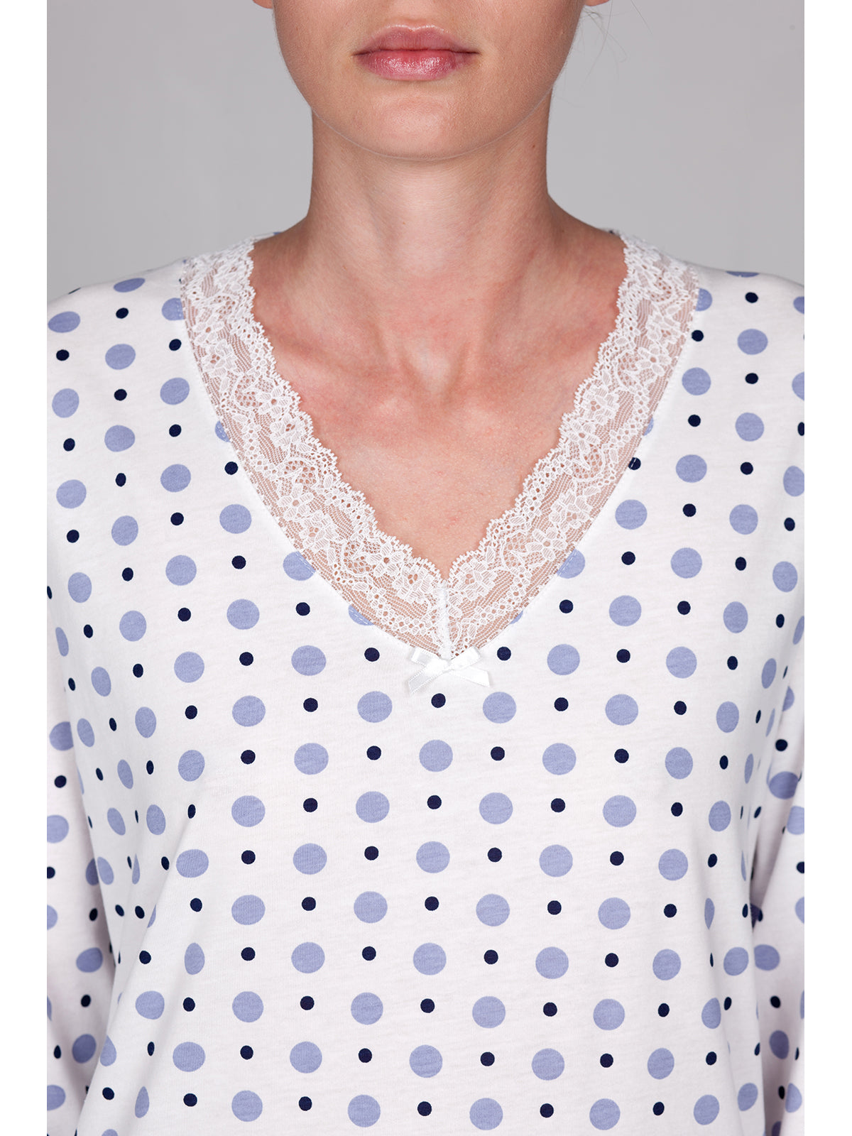 Pigiama lungo collo v con pizzo in cotone naturale Latte/azz. Boglietti