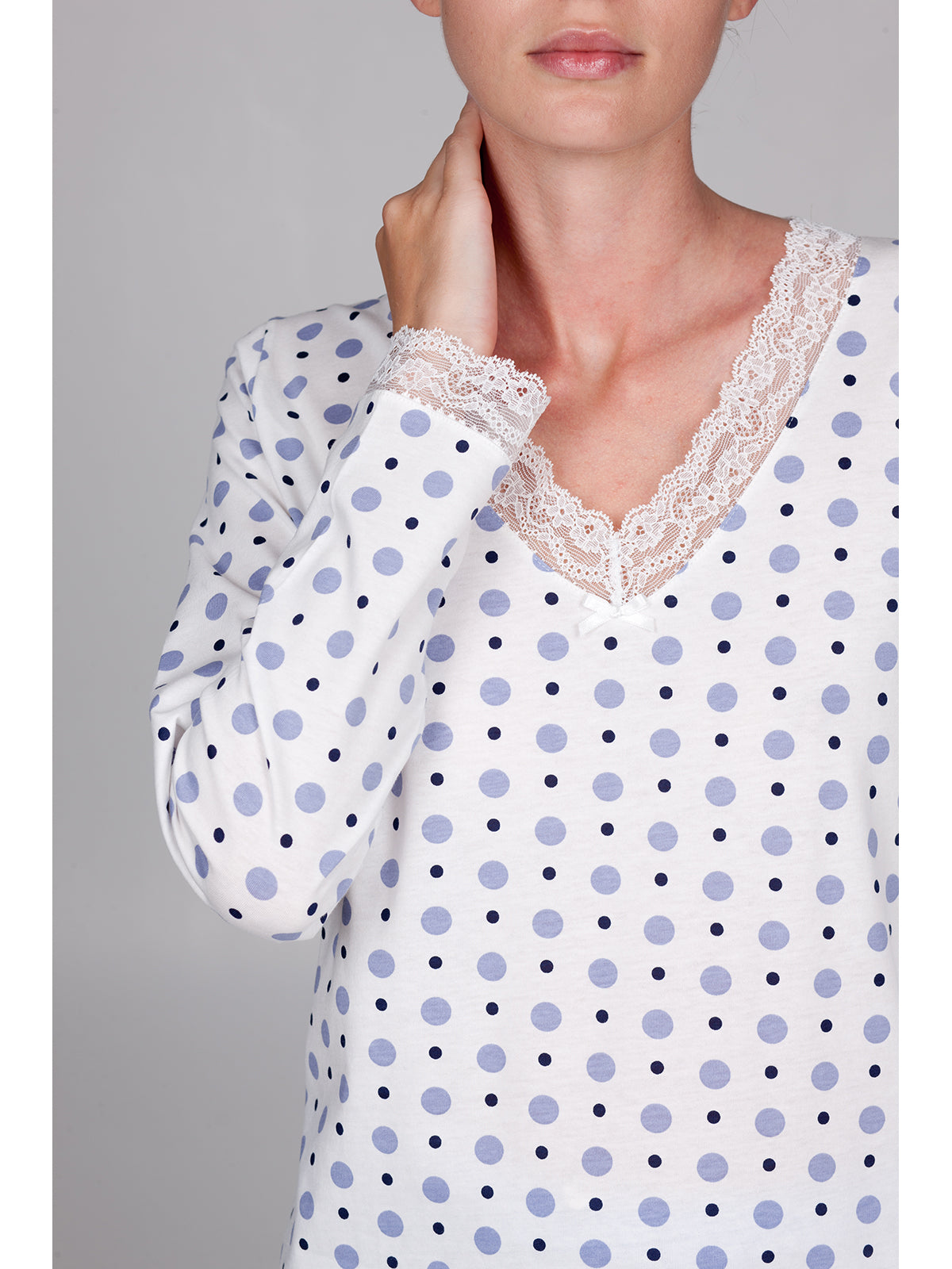 Pigiama lungo collo v con pizzo in cotone naturale Latte/azz. Boglietti