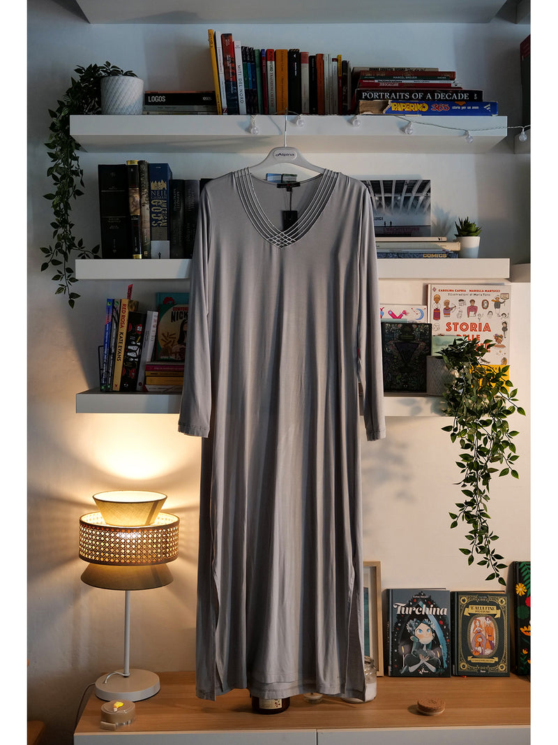 Refined long nightdress with slits