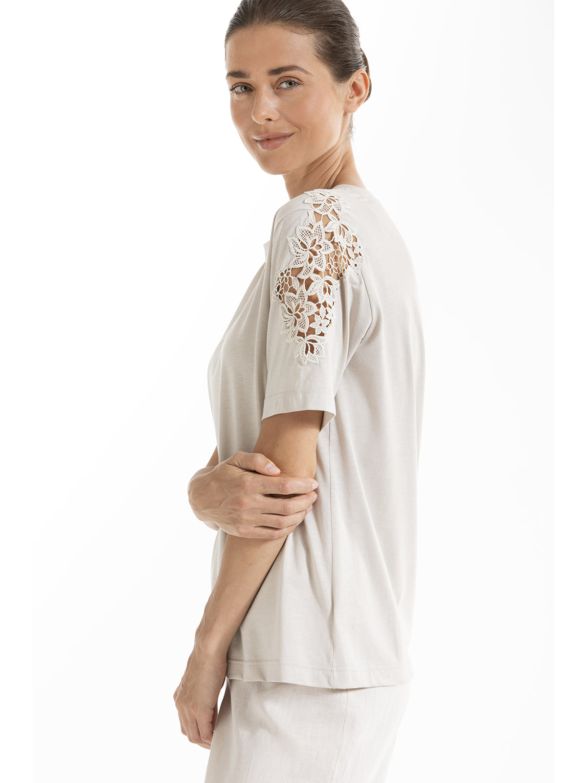 Elegante maglietta con inserto macrame' in cotone e bamboo