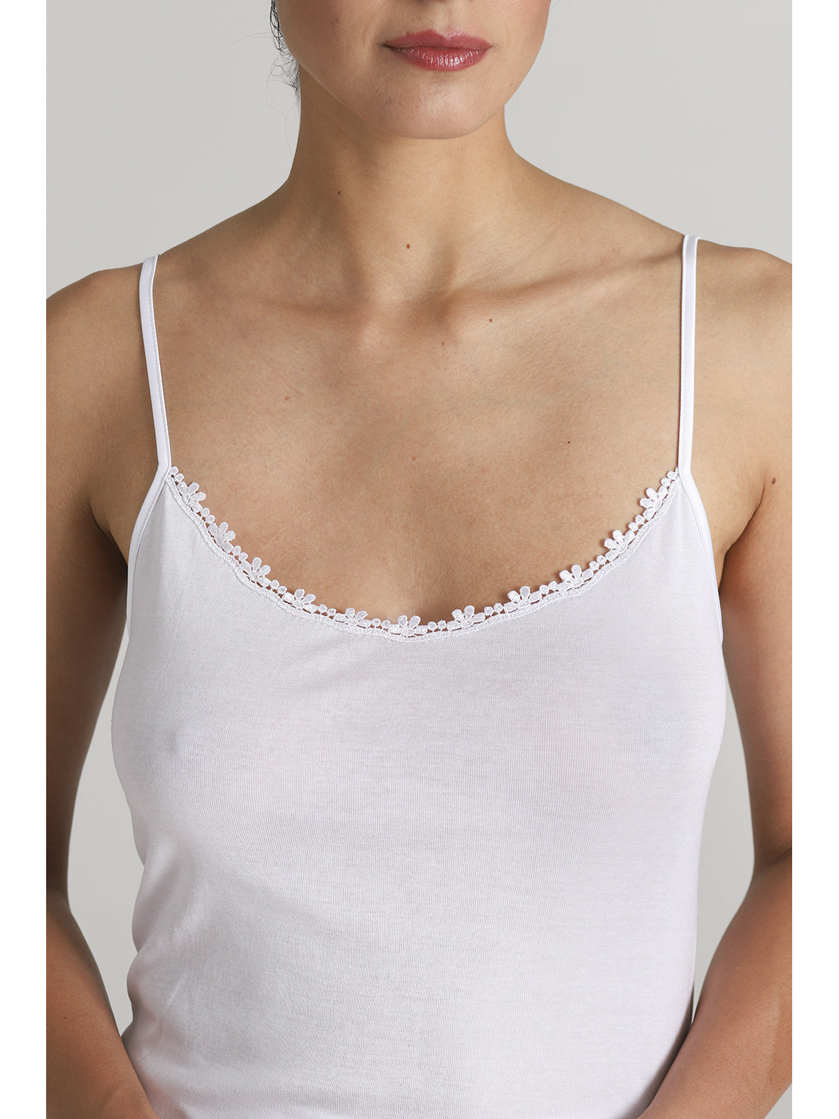 Canotta intima donna modello spallina larga in pregiato filoscozia®. modello con applicazione in elegante e discreta applicazione macramè sullo scollo. lucentezza e durata nel tempo le sue migliori caratteristiche. tessuto ideale per soggetti allergici.