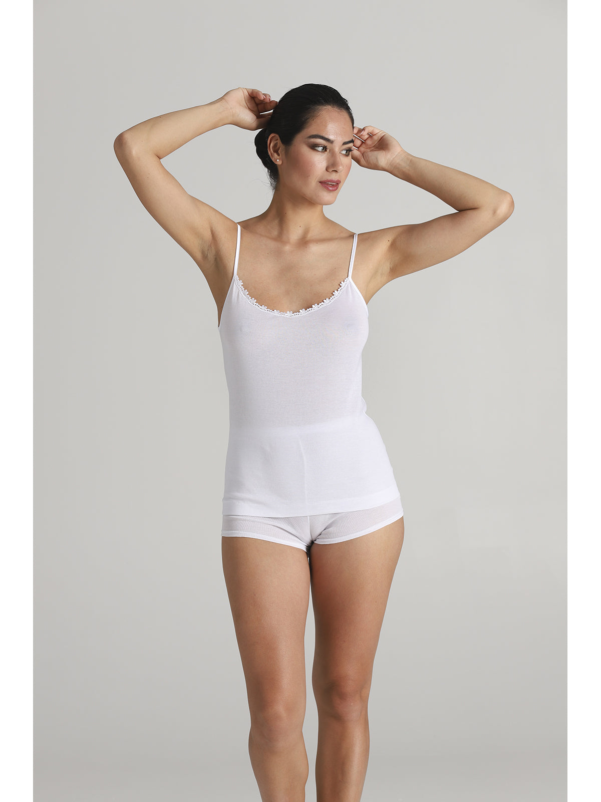 Canotta intima donna modello spallina larga in pregiato filoscozia®. modello con applicazione in elegante e discreta applicazione macramè sullo scollo. lucentezza e durata nel tempo le sue migliori caratteristiche. tessuto ideale per soggetti allergici.