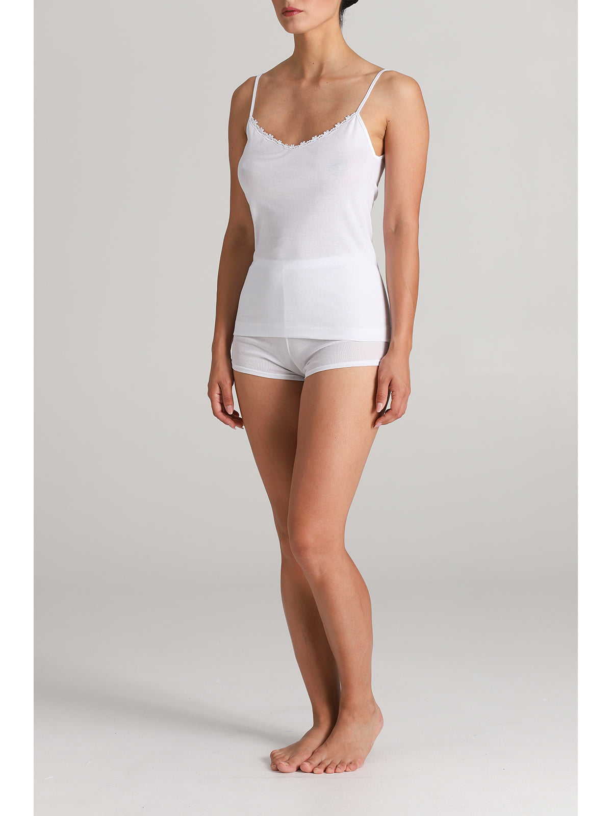 Canotta intima donna modello spallina larga in pregiato filoscozia®. modello con applicazione in elegante e discreta applicazione macramè sullo scollo. lucentezza e durata nel tempo le sue migliori caratteristiche. tessuto ideale per soggetti allergici.