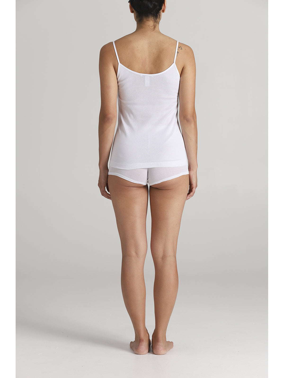 Canotta intima donna modello spallina larga in pregiato filoscozia®. modello con applicazione in elegante e discreta applicazione macramè sullo scollo. lucentezza e durata nel tempo le sue migliori caratteristiche. tessuto ideale per soggetti allergici.