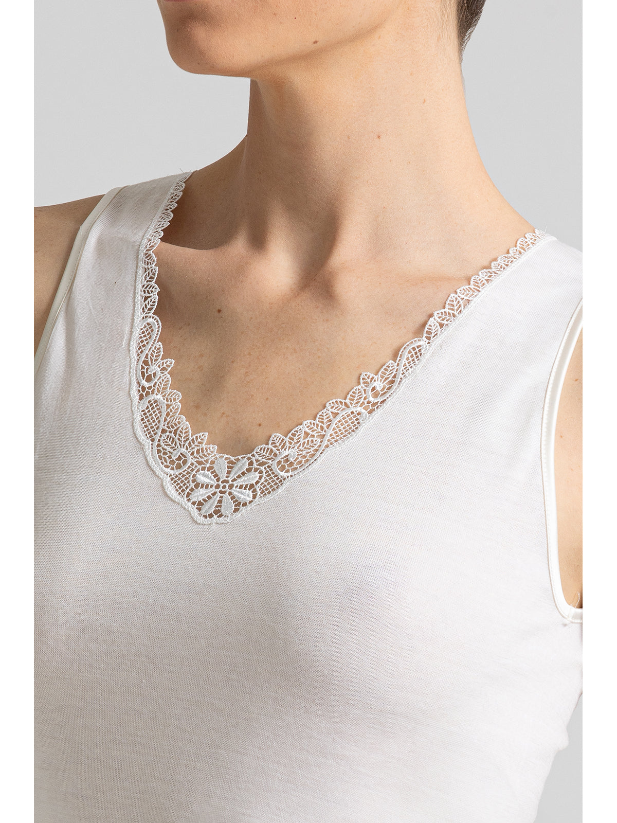 Calda canotta con macrame' in lana e cotone