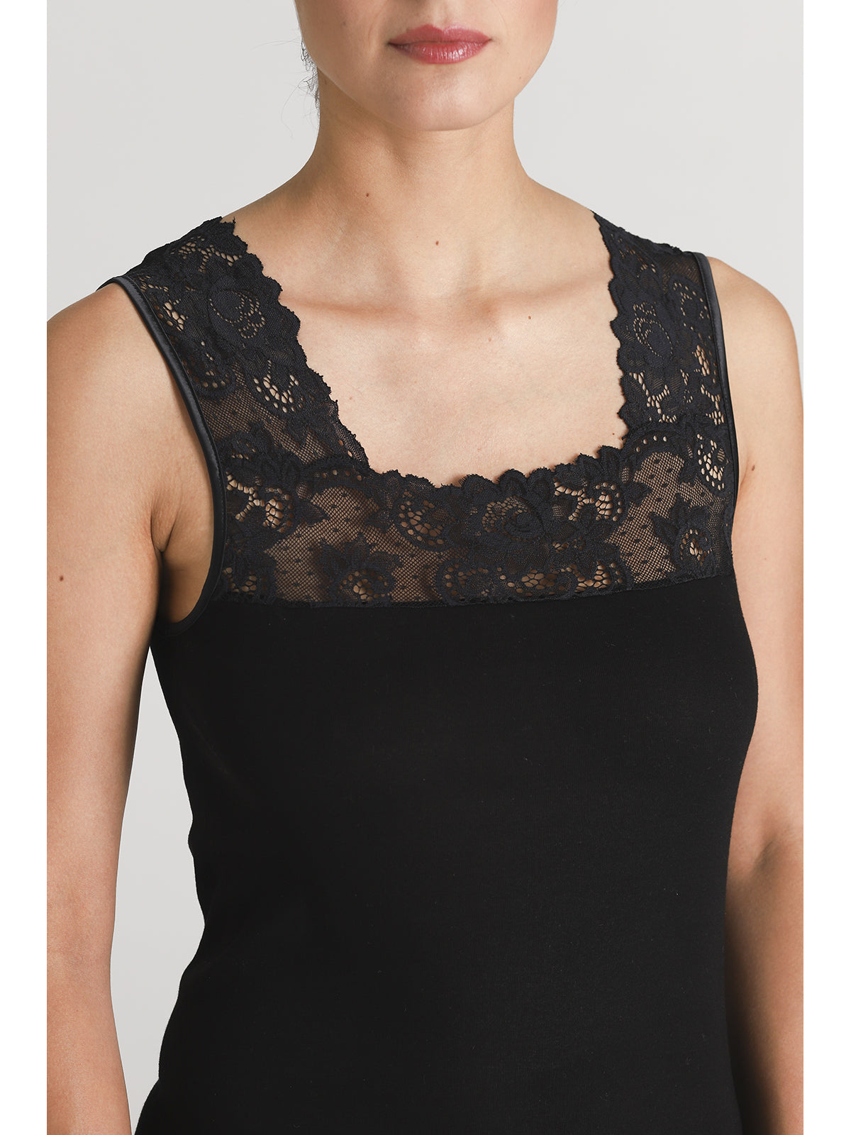 Raffinata canotta con spallina e scollo in pizzo