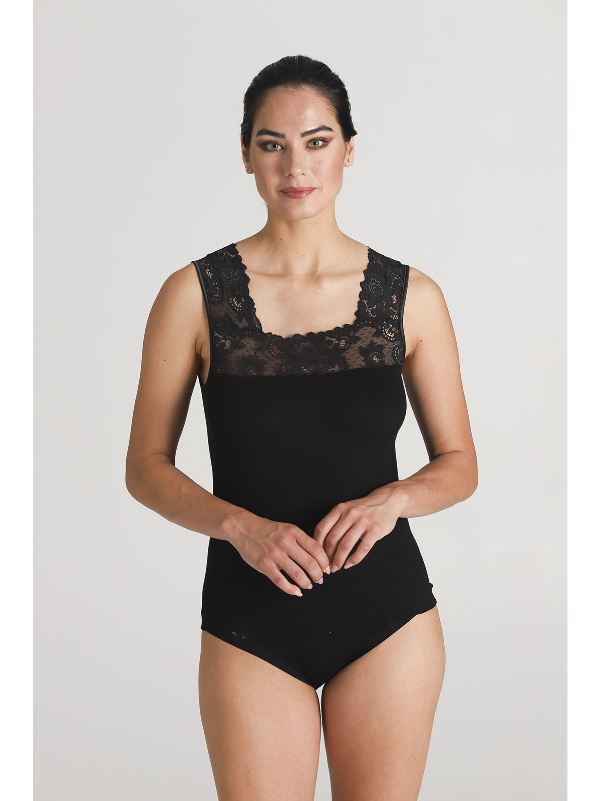 Raffinata canotta con spallina e scollo in pizzo