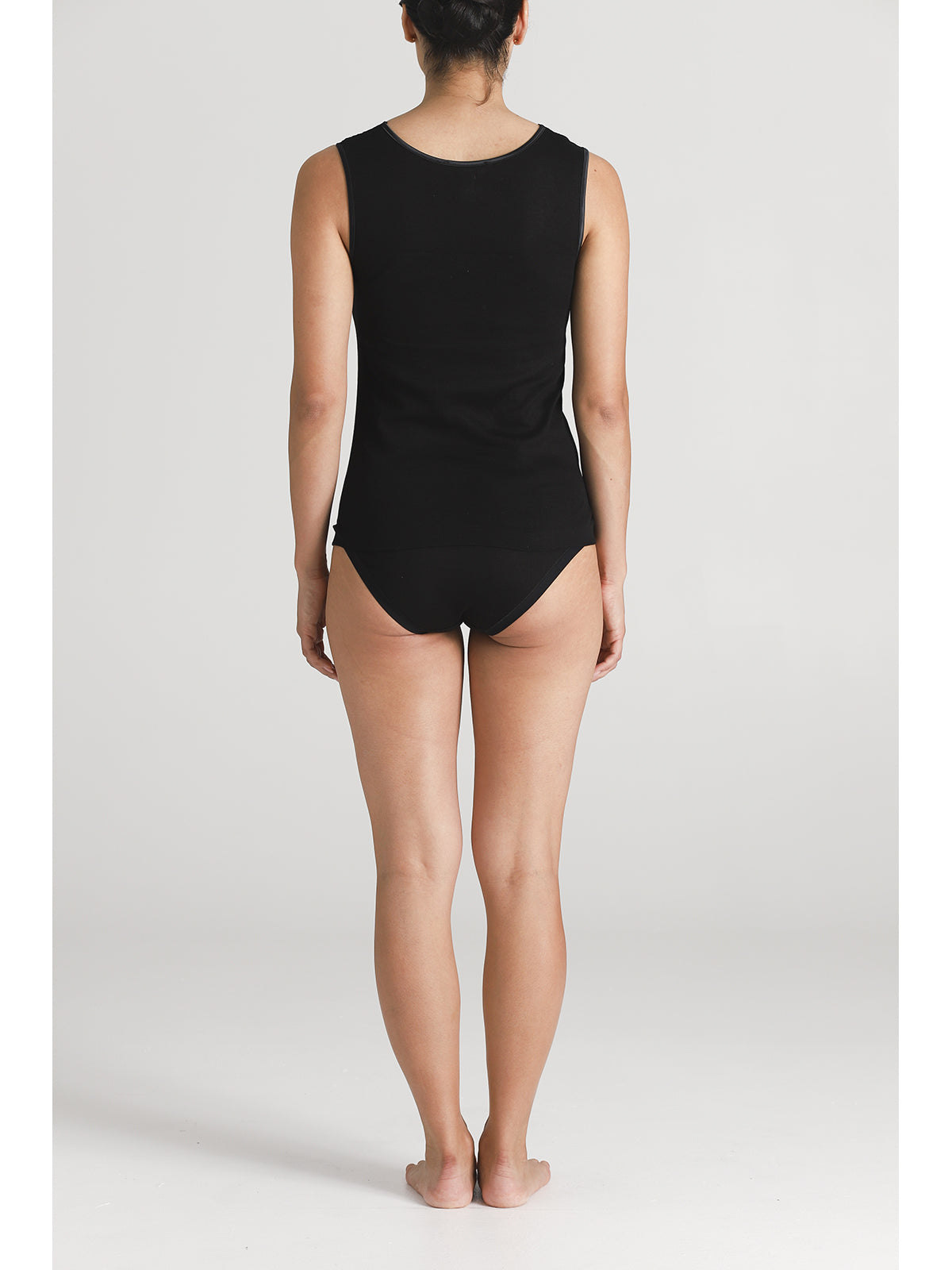 Raffinata canotta con spallina e scollo in pizzo