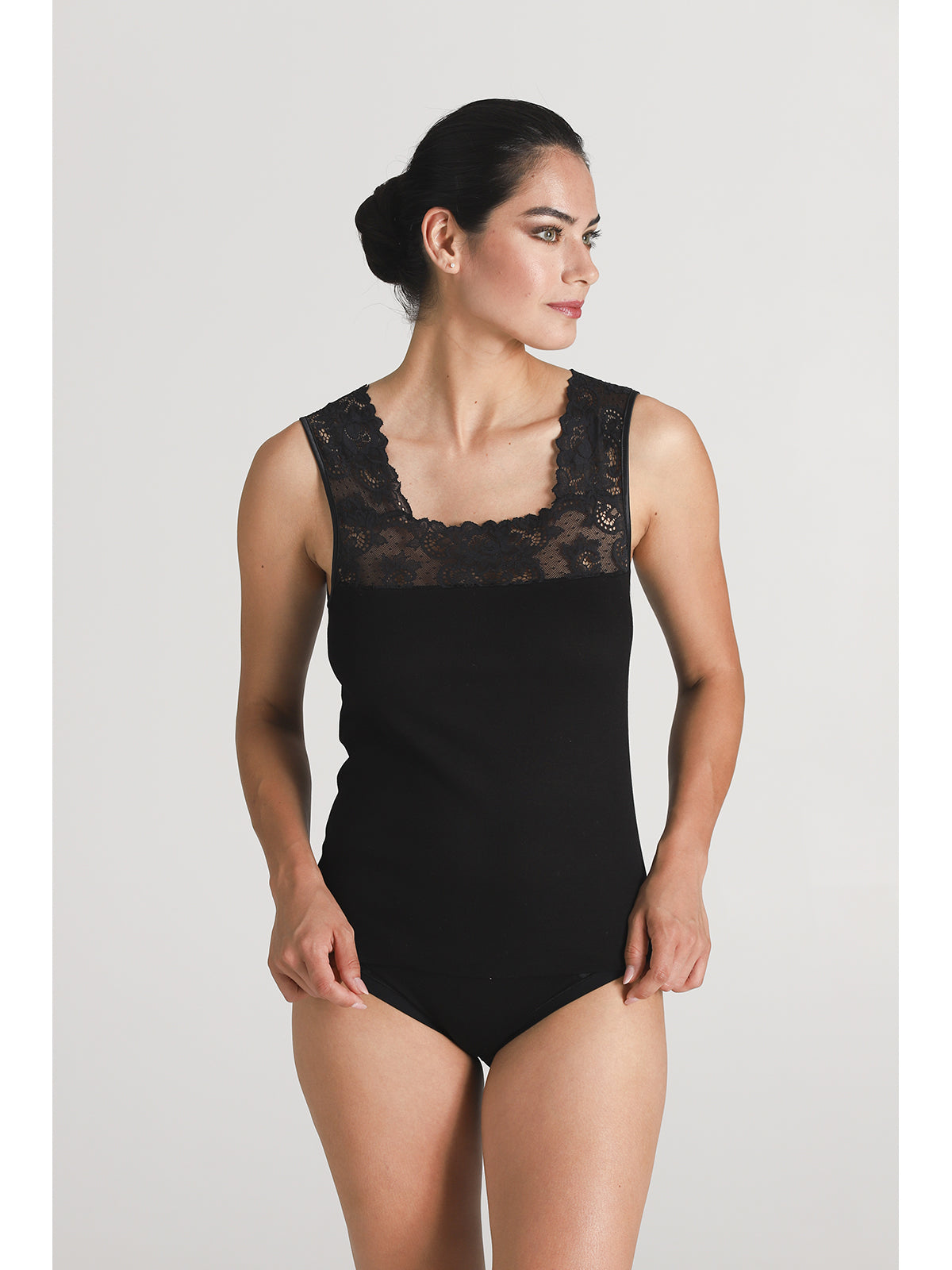 Raffinata canotta con spallina e scollo in pizzo