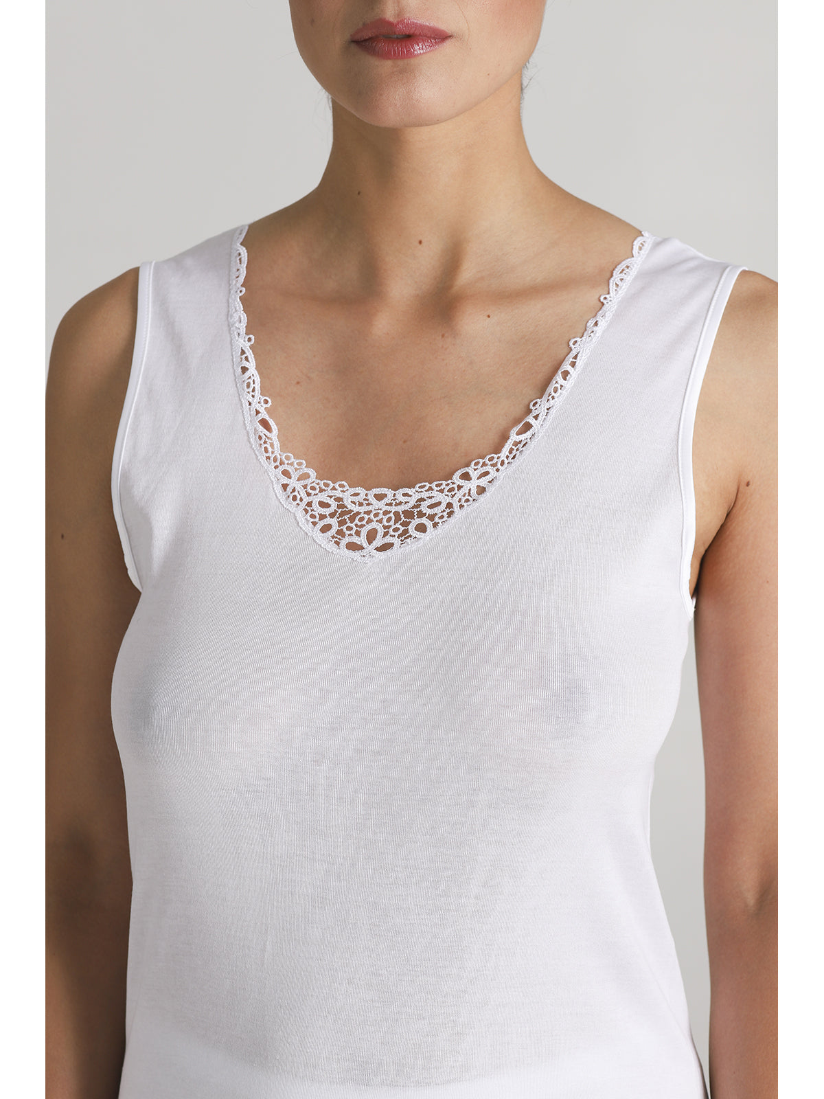 Canottierina donna con pizzo macrame'