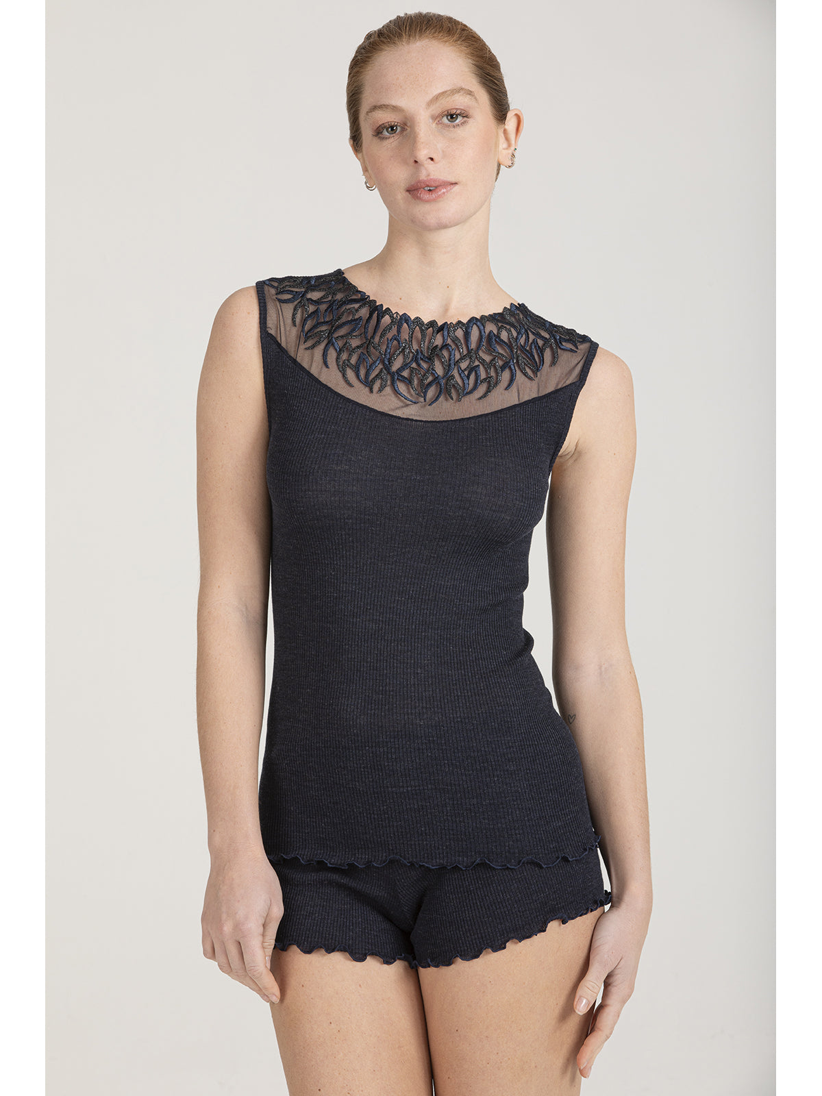 Canotta chic con tulle ricamato