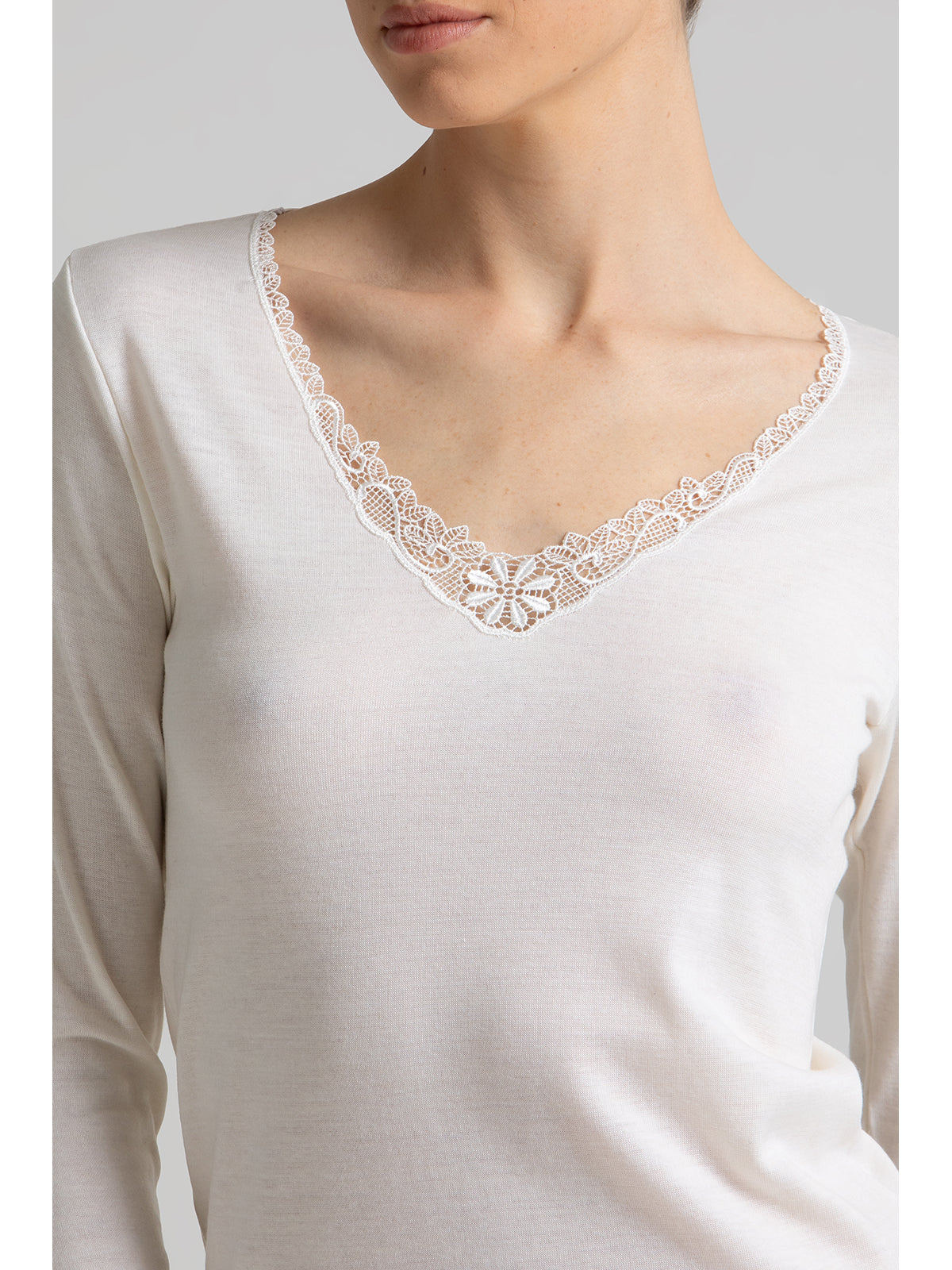 Calda maglietta in lana e cotone con scollo macrame'