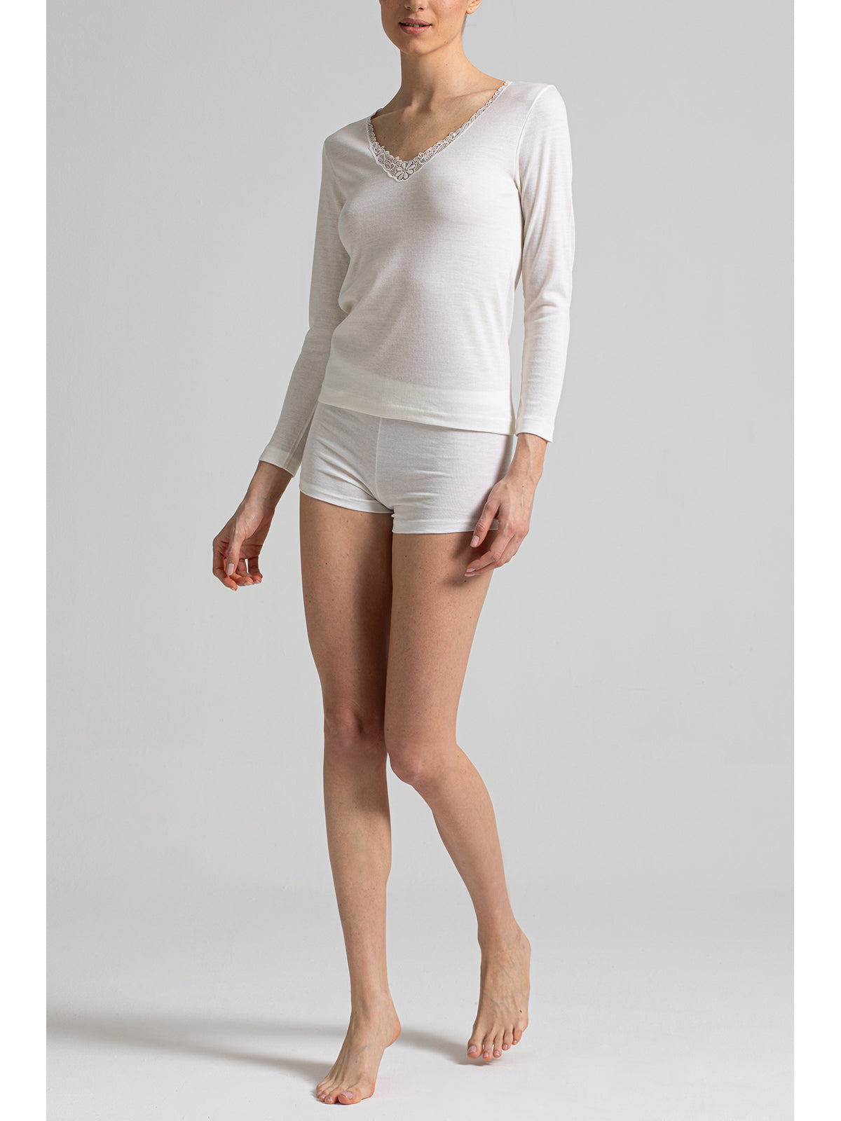 Calda maglietta in lana e cotone con scollo macrame'