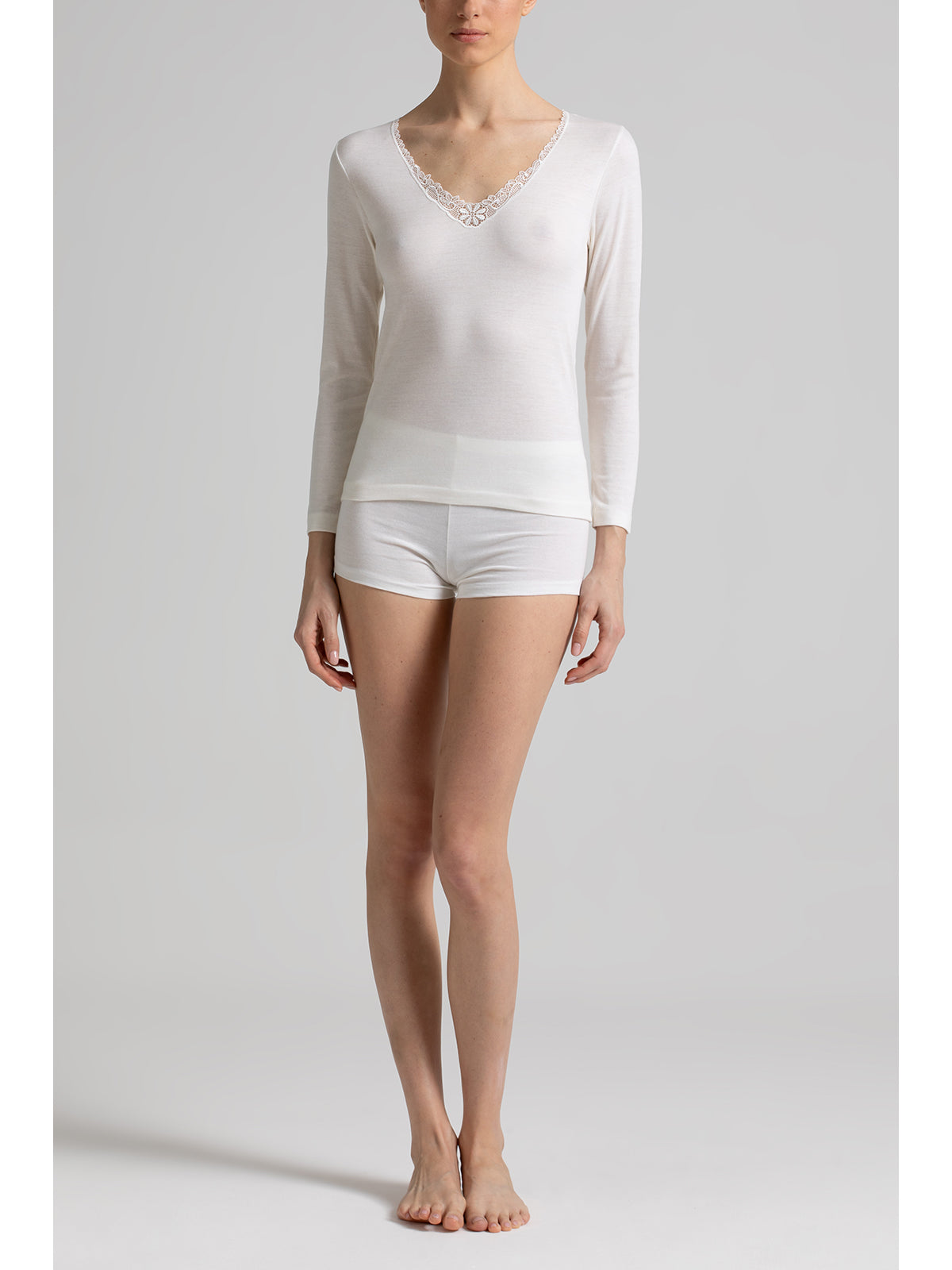 Calda maglietta in lana e cotone con scollo macrame'