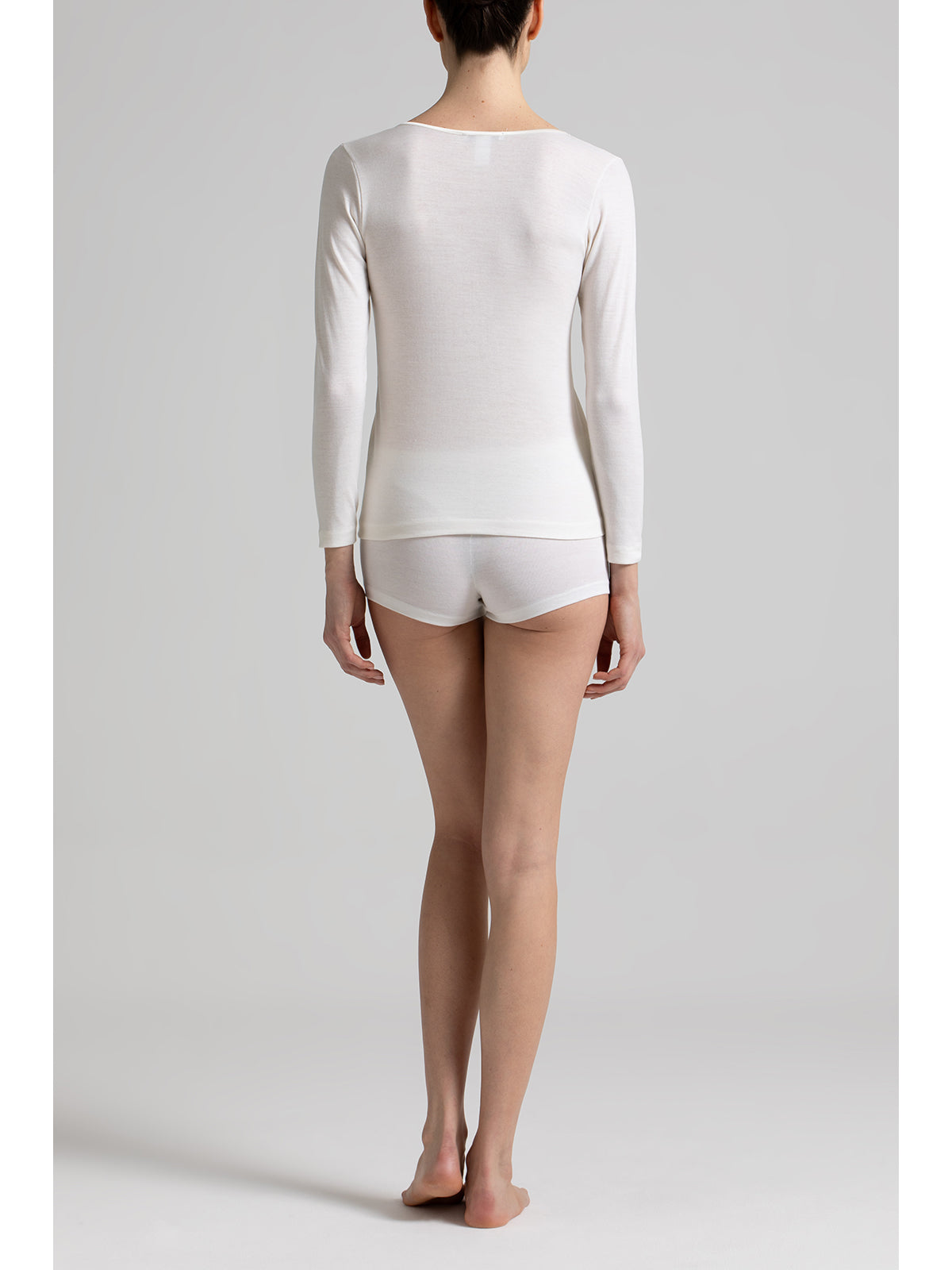 Calda maglietta in lana e cotone con scollo macrame'