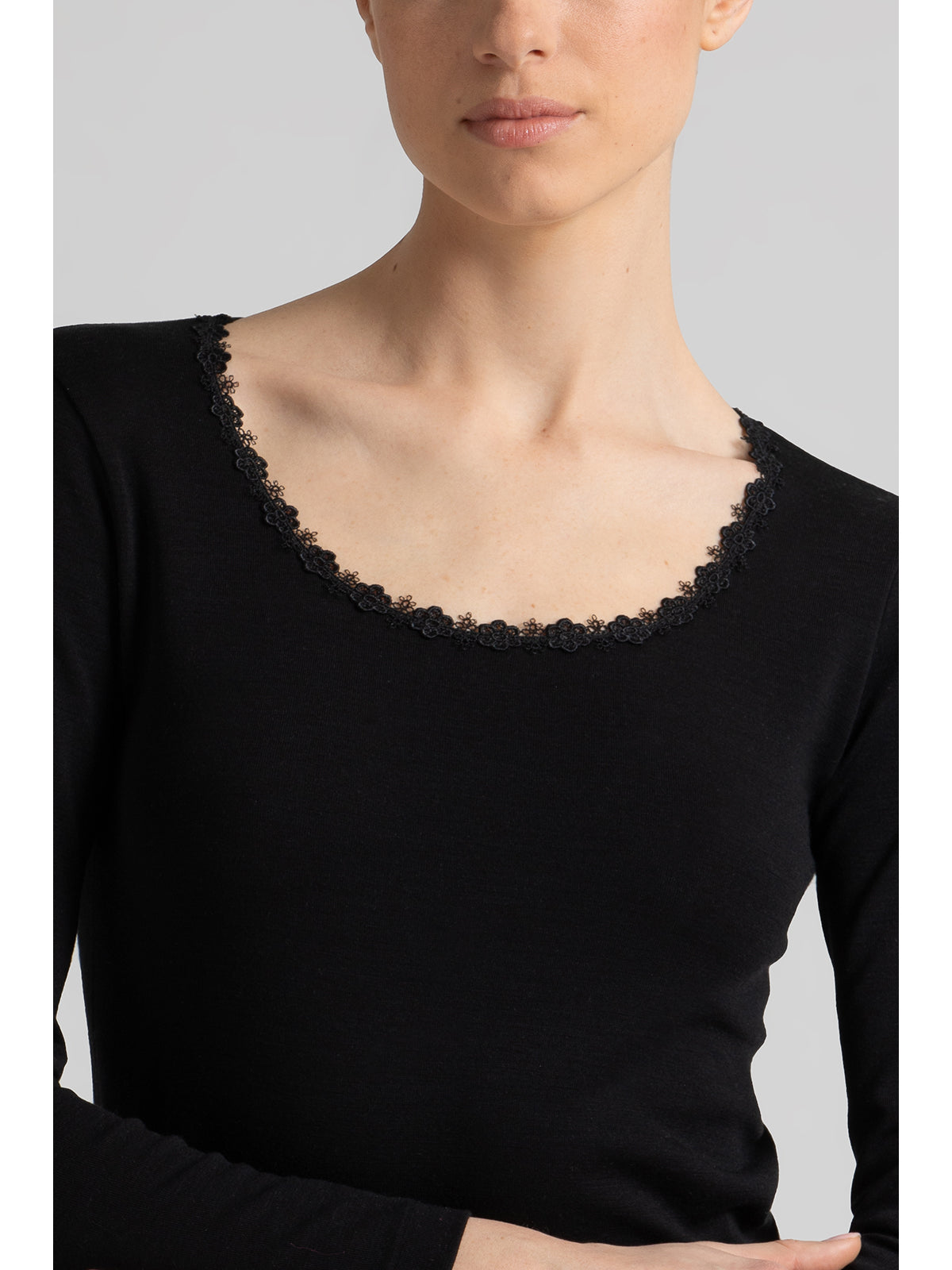 Calda maglietta in lana e cotone con scollo macrame'