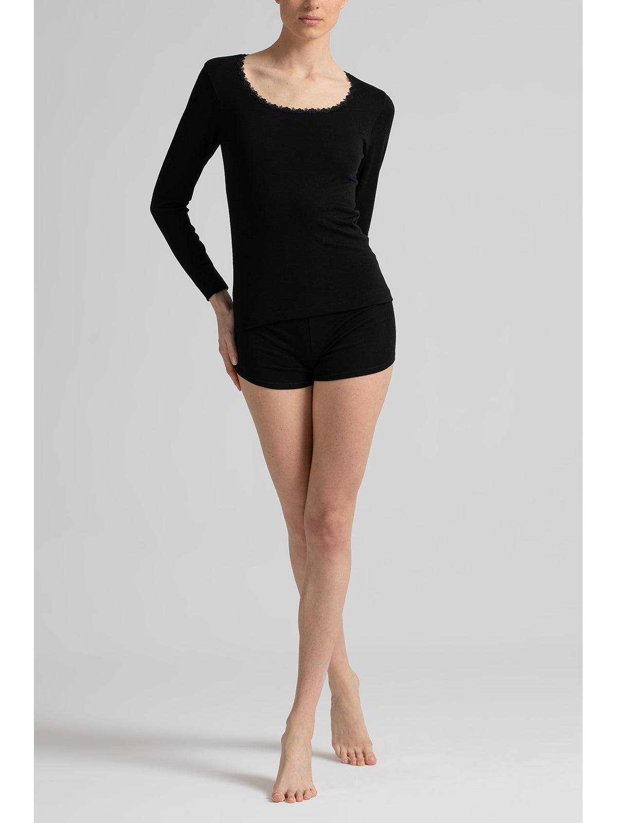 Calda maglietta in lana e cotone con scollo macrame'