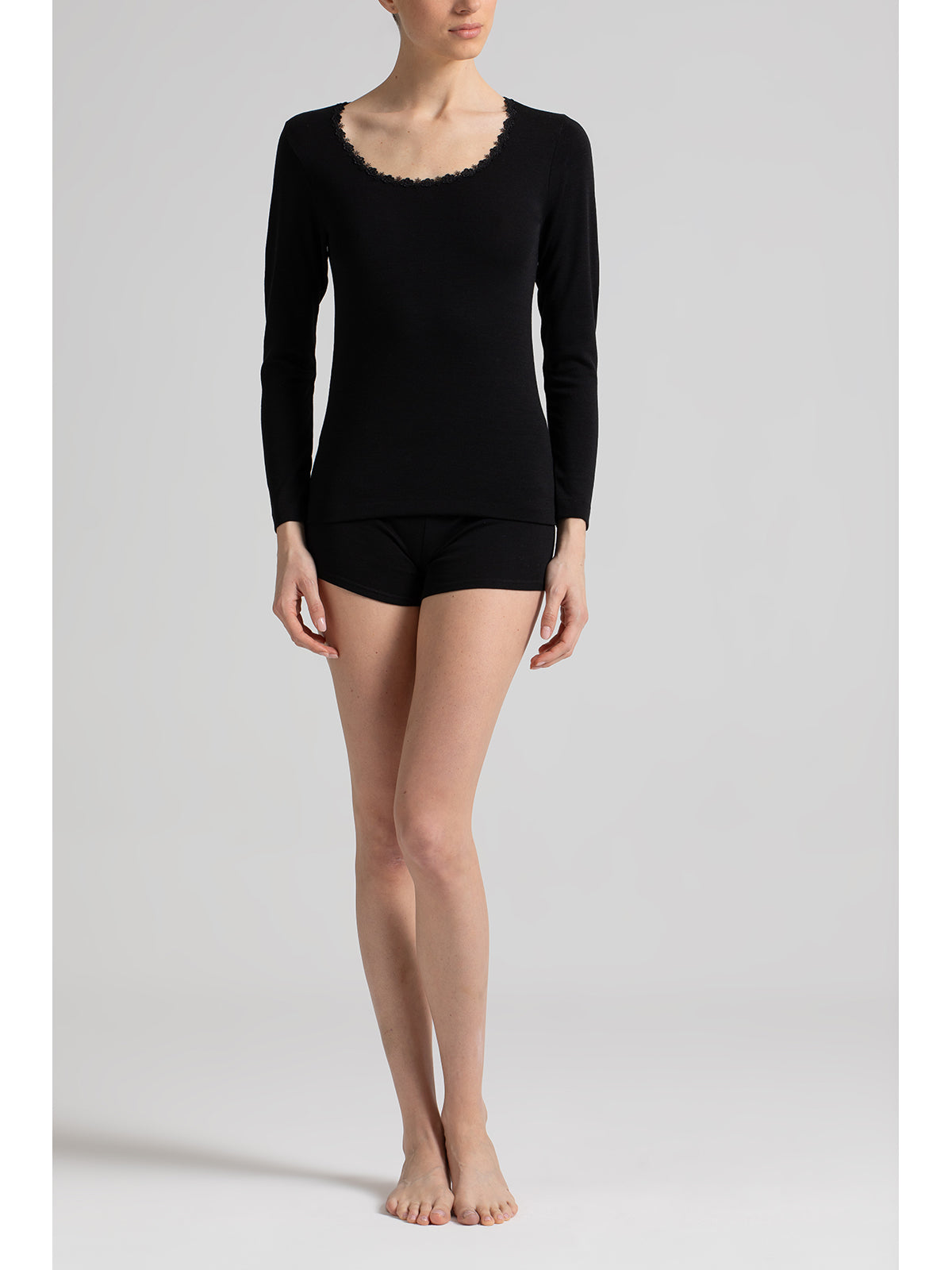 Calda maglietta in lana e cotone con scollo macrame'