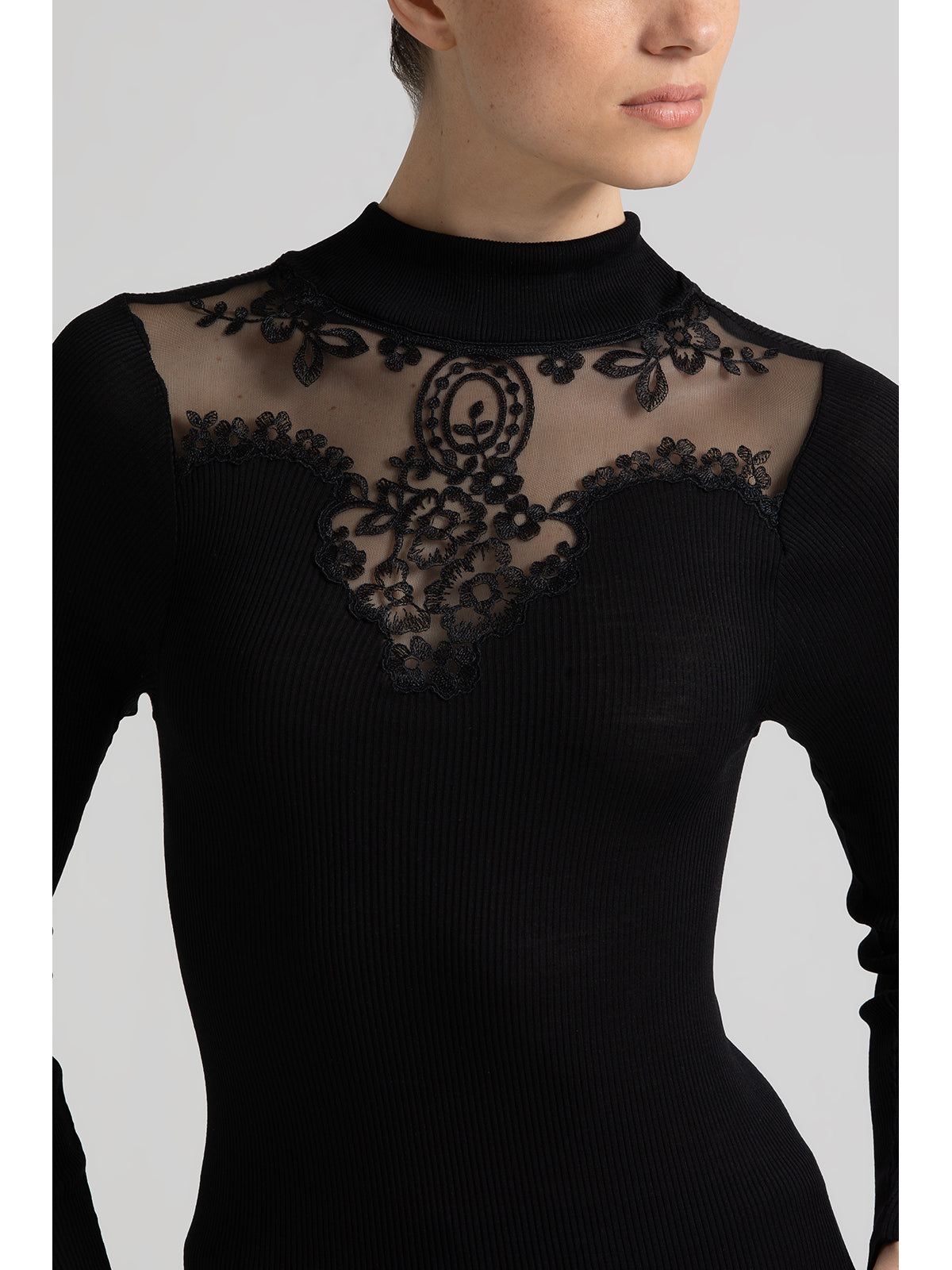 Maglietta con prezioso tulle ricamato