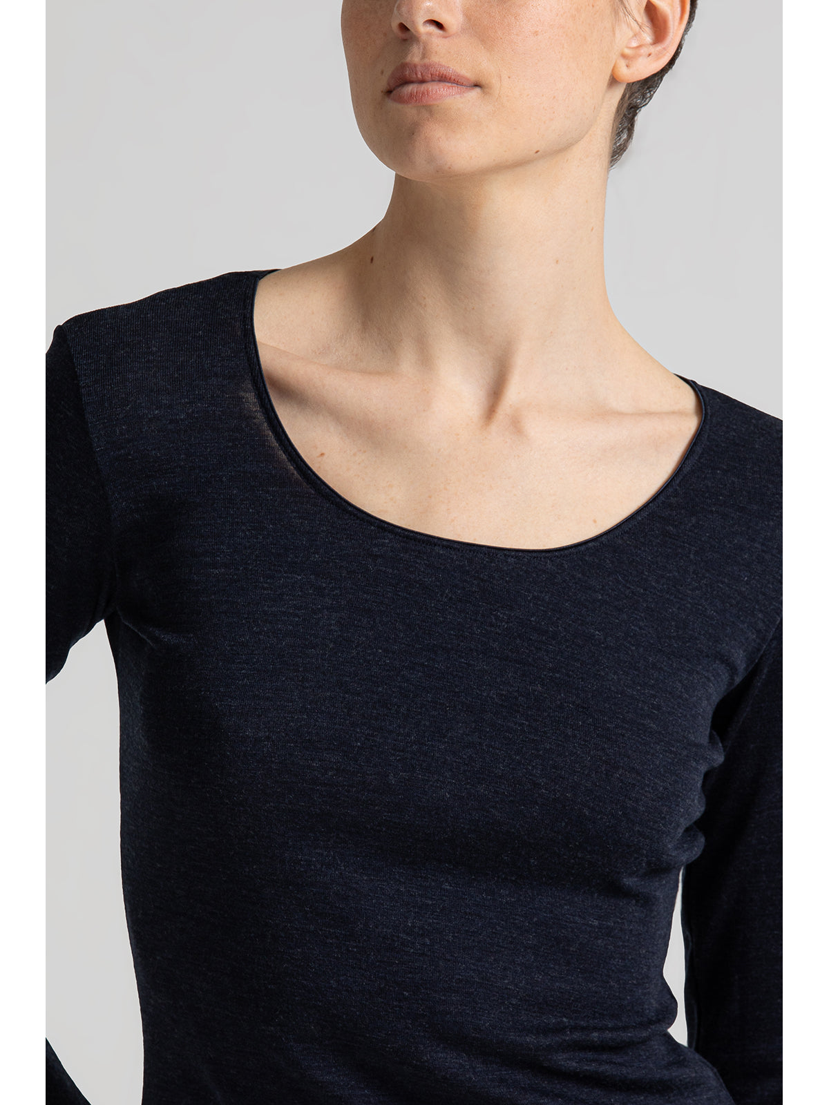 Maglietta in lana e seta con scollo ampio