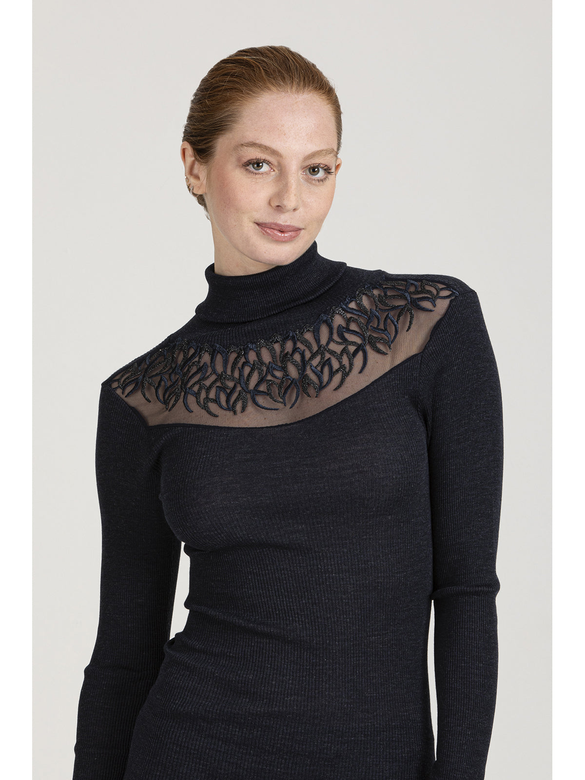 Dolcevita chic con tulle ricamato