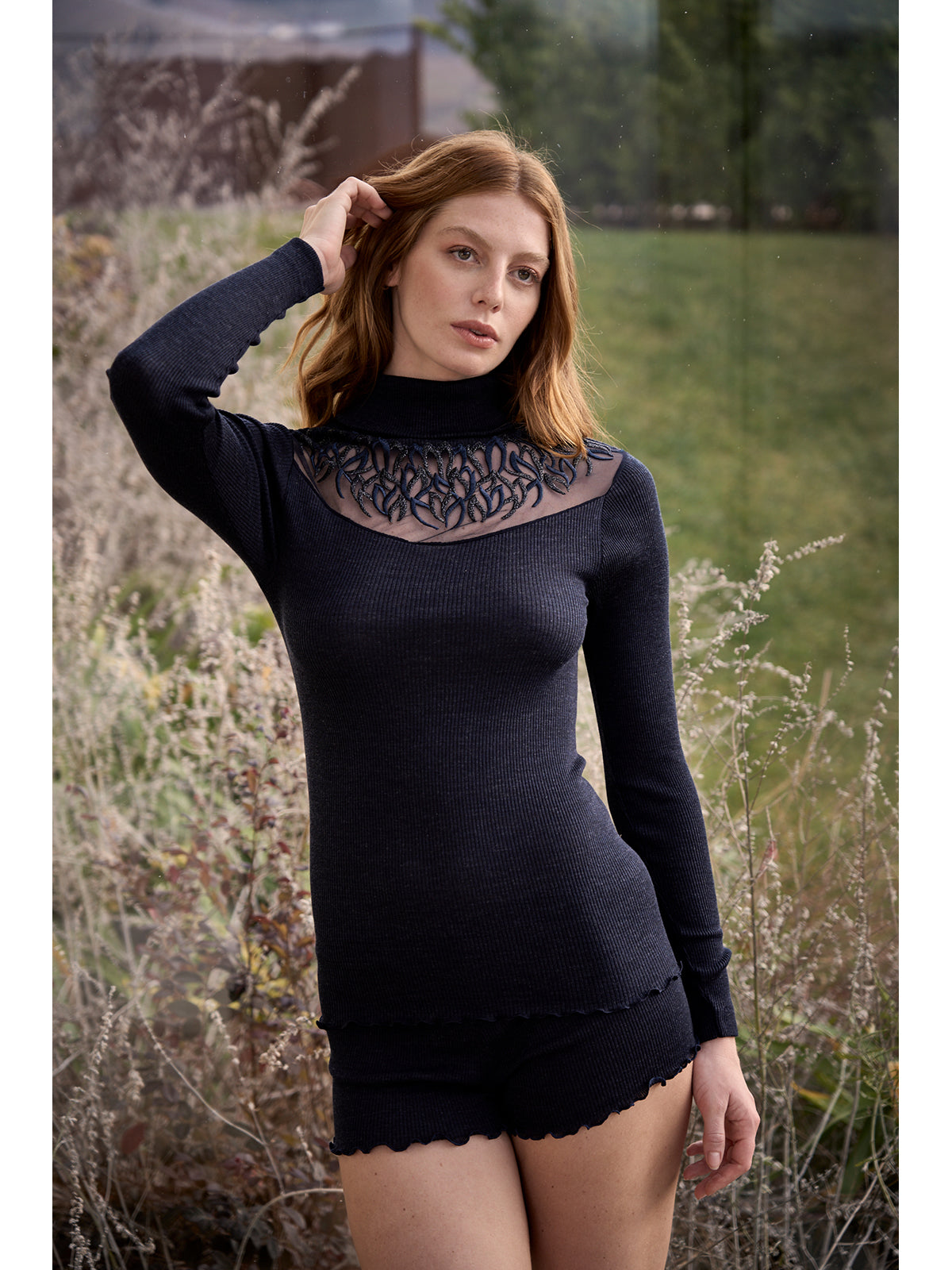 Dolcevita chic con tulle ricamato