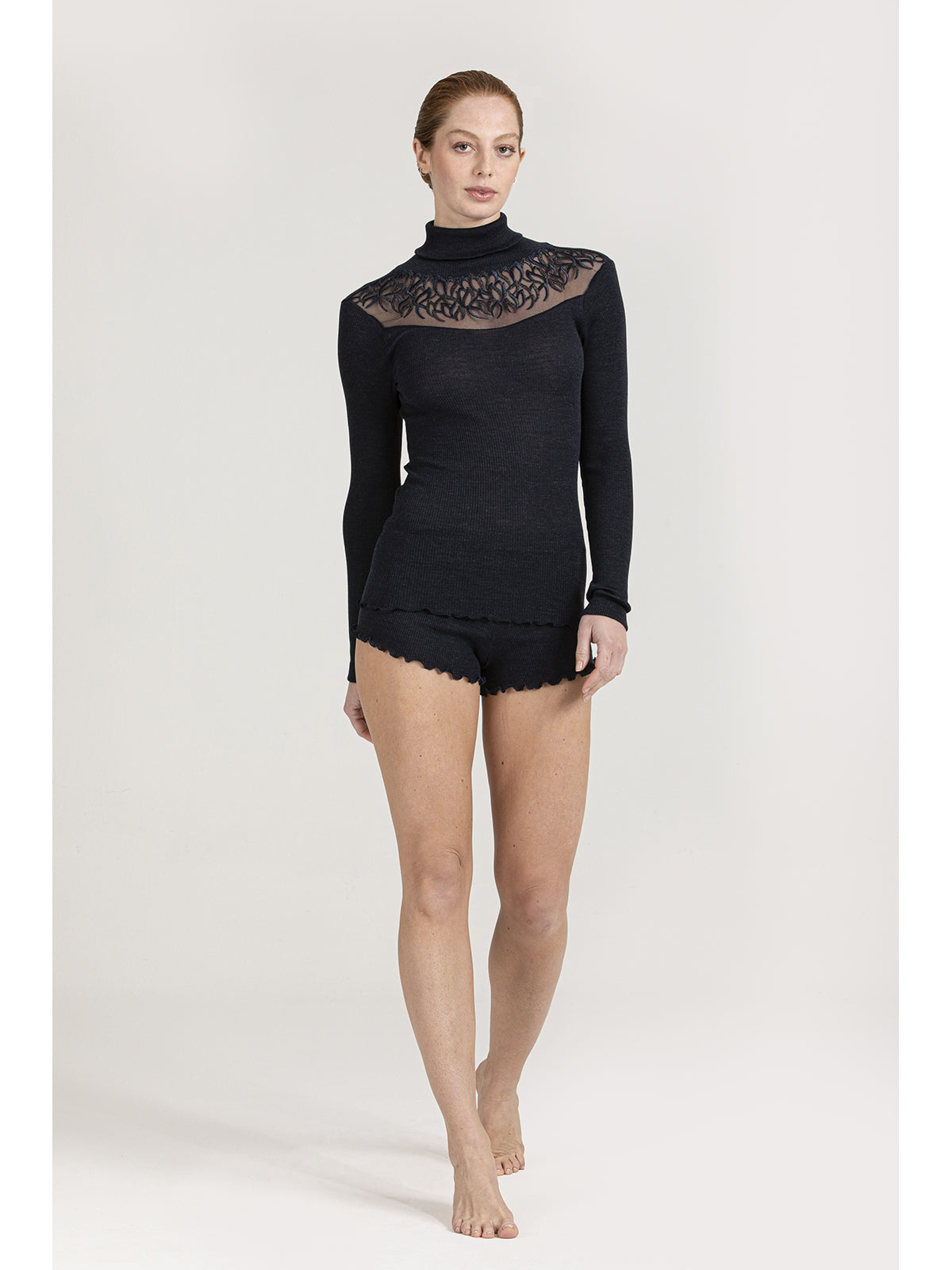 Dolcevita chic con tulle ricamato