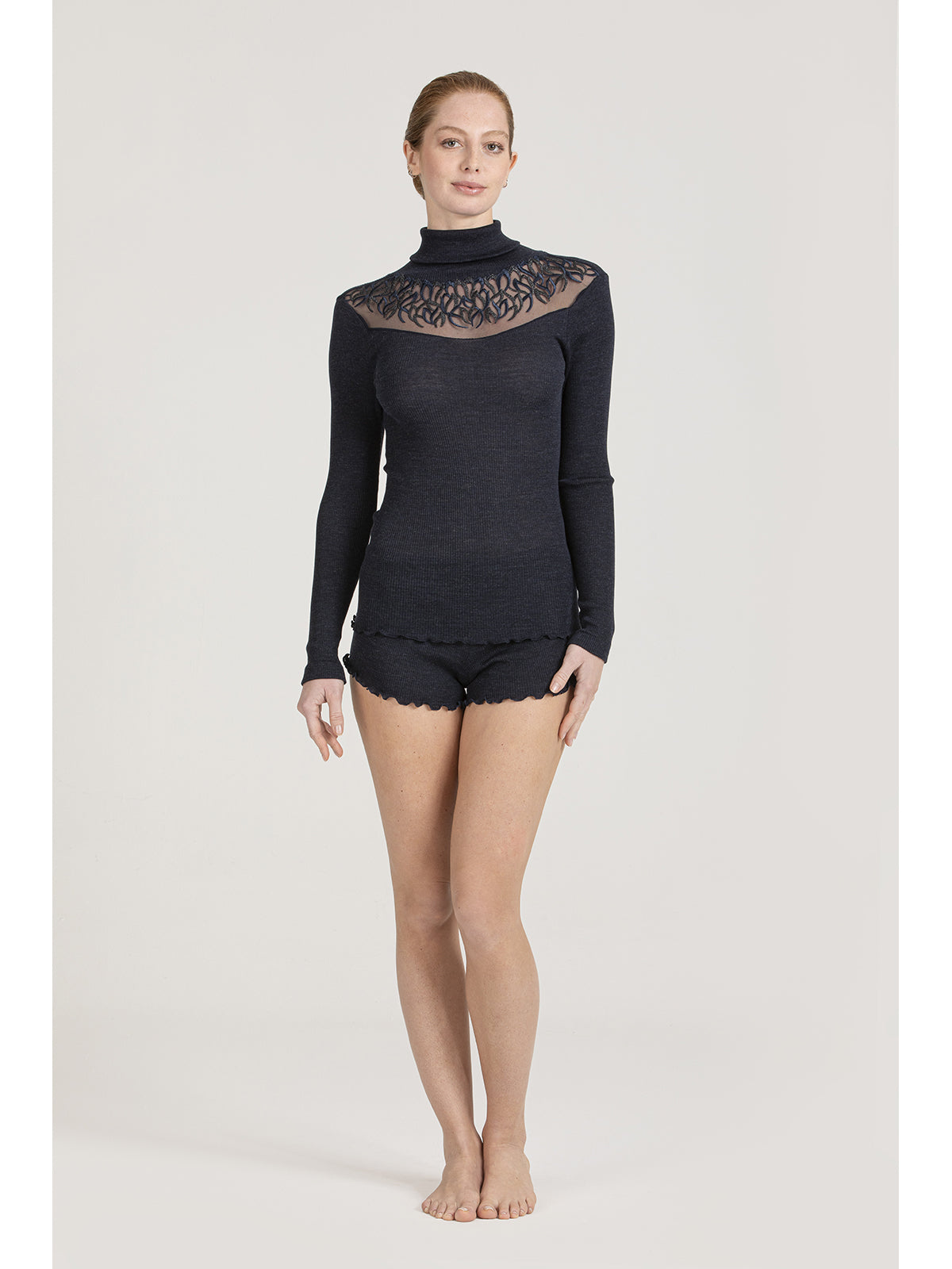 Dolcevita chic con tulle ricamato