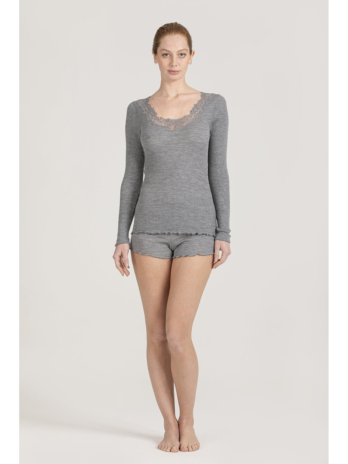 Maglietta manica lunga con scollo in macrame'