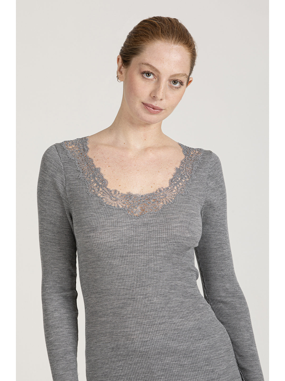 Maglietta manica lunga con scollo in macrame'