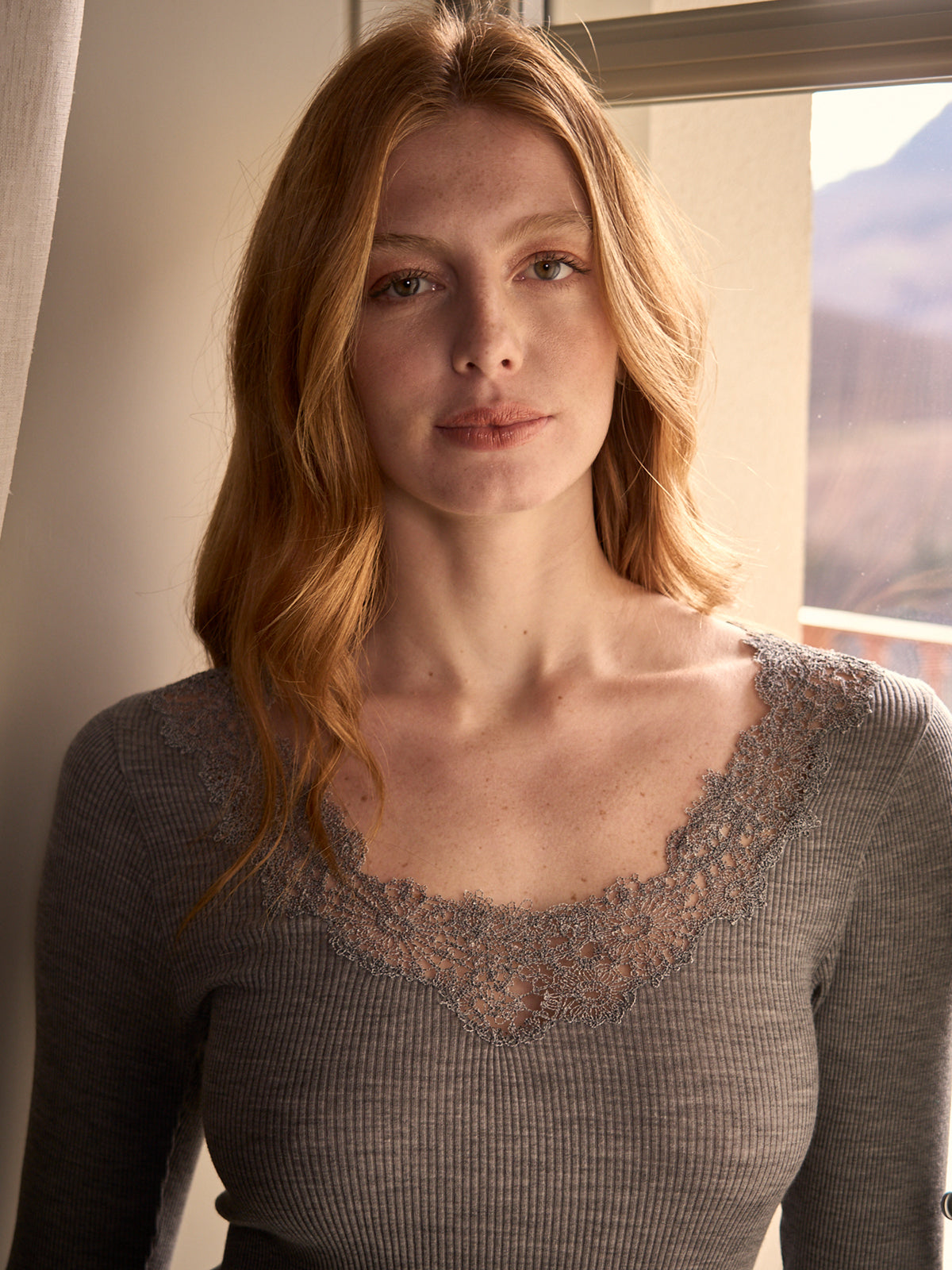 Maglietta manica lunga con scollo in macrame'